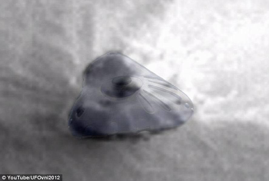 網友發現火星上的神秘圖騰酷似被掩蓋的飛碟形狀的UFO！