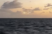又一起目擊事件！美國男子拍到14個神秘的“UFO”漂浮在海洋中央